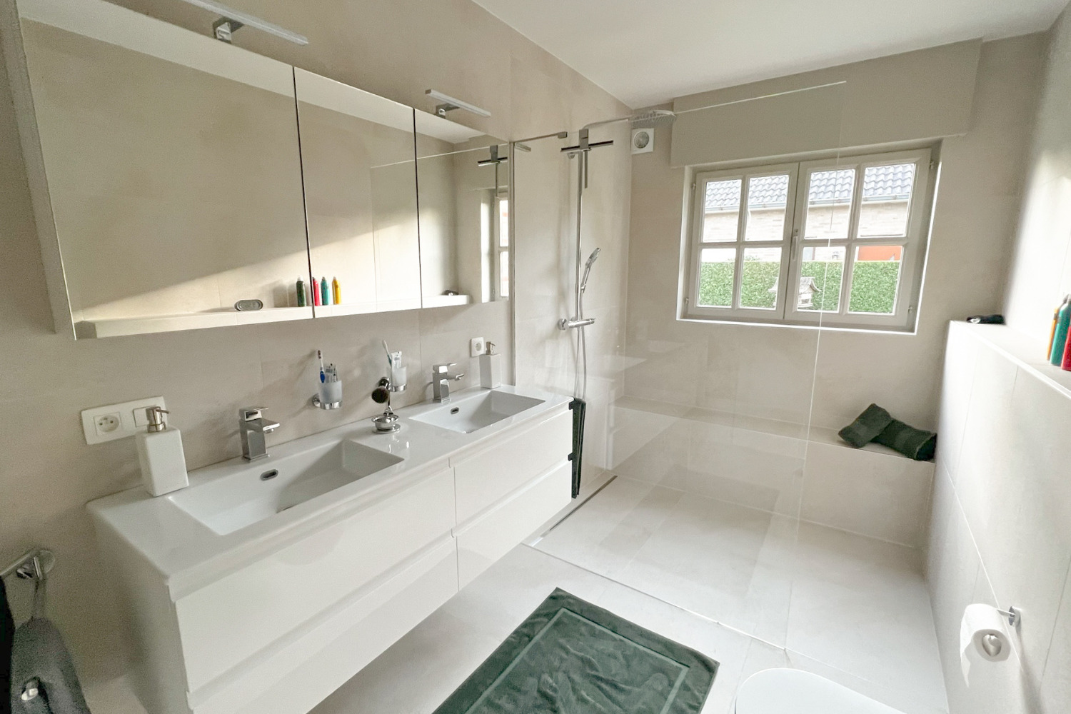 Badkamer renovatie met inloopdouche en volkeramische tegels
